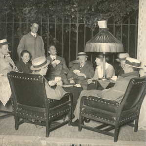 222736 Afbeelding van kaartspelende praktikanten van de Verloskundige Polikliniek (Justus van Effenstraat 38) te Utrecht.